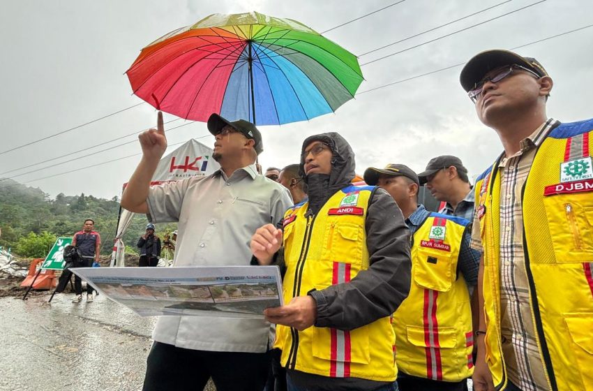 Andre-dan-Kepala-BPJN-Sumbar-tinjau-pembangunan-jalan-malalak-850x560